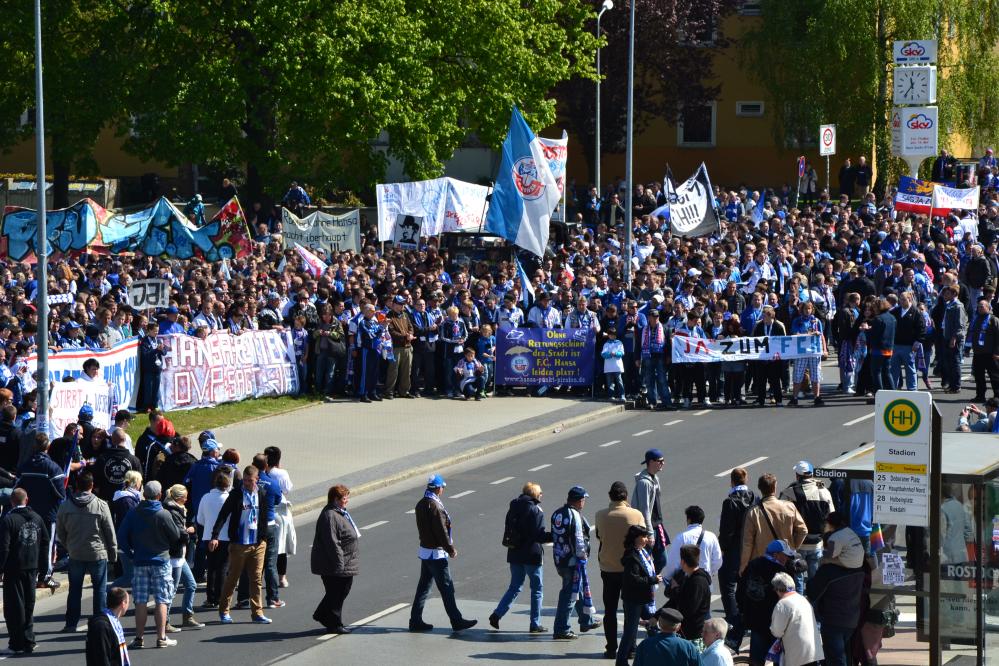Demonstration mit Kundgebung von FC-Hansa-Fans